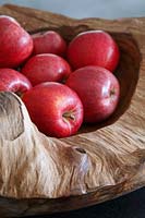 Pommes dans un bol en bois rustique