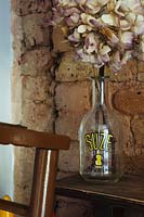 Fleur d'hortensia séchée en bouteille vintage