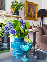 Arrangement de fleurs colorées dans un vase turquoise