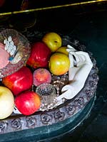 Fruits et accessoires dans un bol en métal