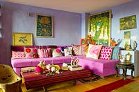 Canapé d'angle rose avec coussins à motifs