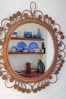 Vaisselle bleue reflétée dans le miroir de canne