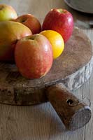 Pommes sur planche à découper rustique