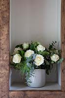 Vase de roses et feuillage d'eucalyptus