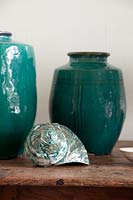 Vases verts sur table console vintage