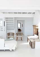 Salon blanc avec escalier