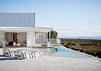 Maison moderne et piscine avec vue sur la mer