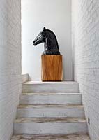 Sculpture cheval sur socle en bois