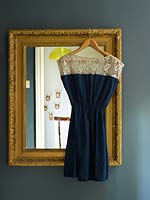 Robe suspendue à un miroir vintage