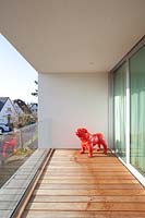Balcon moderne avec sculpture rouge