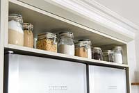 Pots de rangement sur l'étagère de la cuisine