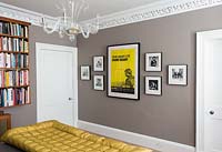 Affiches encadrées et photos sur le mur de la chambre