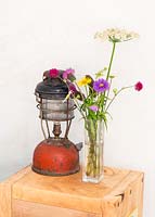 Vase de fleurs sauvages et lanterne vintage