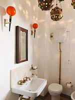 Lampes marocaines dans la salle de bain