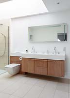Salle de bain moderne avec double vasque