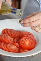 Faire une salade de tomates