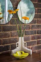 Fleurs de Gerbera dans un vase sculptural