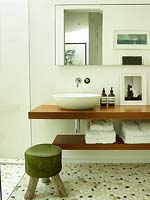 Lavabo de salle de bain moderne avec rangement en dessous
