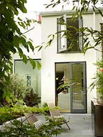 Maison moderne et jardin patio