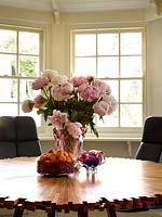Vase de fleurs de pivoine sur table à manger
