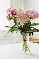 Vase d'Astilbe et fleurs de pivoine sur table de cuisine