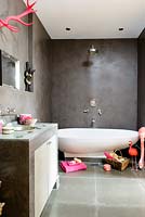 Salle de bain moderne avec des murs en plâtre poli