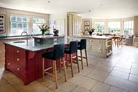Cuisine-salle à manger de style rustique avec sol en calcaire