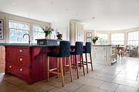 Cuisine-salle à manger de style rustique avec sol en calcaire
