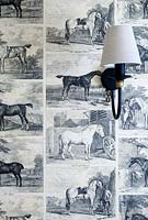 Papier peint cheval et applique murale laiton