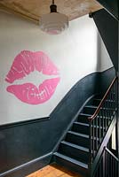 Impression de rouge à lèvres sur le mur d'escalier