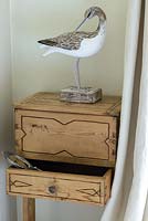Ornement d'oiseau sur armoire en bois