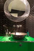 Évier en métal sur meuble-lavabo vert vif