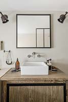 Lavabo de salle de bain moderne sur meuble en bois