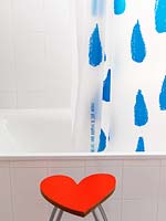 Tabouret en forme de coeur dans la salle de bain
