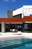 Maison contemporaine et piscine