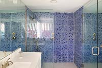Cabine de douche avec carreaux à motifs