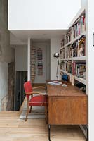 Espace d'étude compact avec des meubles vintage