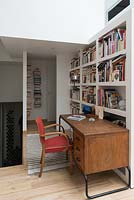 Espace d'étude compact avec des meubles vintage