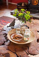 Thé et gâteaux sur table basse en bois rustique