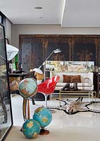 Salon contemporain avec un mobilier éclectique