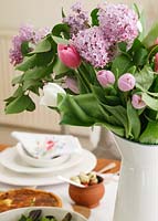 Cruche de tulipes et de fleurs de jacinthe sur table à manger