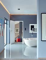 Chambre moderne avec salle de bain attenante