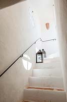 Escalier blanc avec lanternes noires