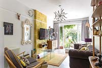 Salon coloré avec des meubles modernes et vintage