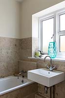 Lavabo de salle de bain moderne avec crédence en calcaire