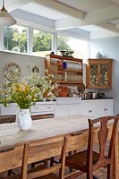 Cruche de fleurs sauvages sur la table de cuisine en bois