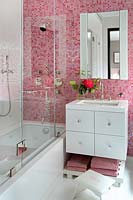 Salle de bain carrelée rose