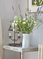 Roses et fleurs de lavande en pot blanc