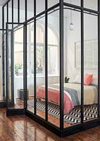 Chambre contemporaine avec murs en verre