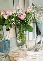 Vase de roses et babys souffle fleurs